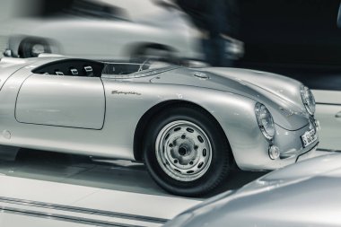 STUTTGART, Almanya 6 Mart 2020: Porsche 550 Spyder 1956. Ferry Porsche tarafından tasarlanan ve 1948 model Porsche 356 / 1 'den sonra hava soğutmalı dört silindirli motorlu orta-motor.. 