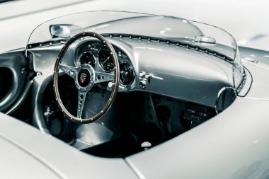 STUTTGART, Almanya 6 Mart 2020: Porsche 550 Spyder 1956. Kontrol paneli, direksiyon ve hız göstergesi. İç ayrıntılar. 