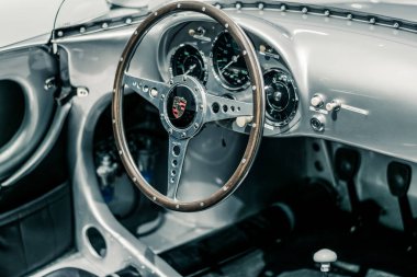 STUTTGART, Almanya 6 Mart 2020: Porsche 550 Spyder 1956. Kontrol paneli, direksiyon ve hız göstergesi. İç ayrıntılar. 