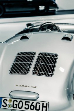 STUTTGART, Almanya 6 Mart 2020: Porsche 550 Spyder 1956. Arka görüş, radyatör ızgarası. 