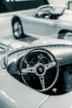 STUTTGART, Almanya 6 Mart 2020: Porsche 550 Spyder 1956. Ferry Porsche tarafından tasarlanan ve 1948 model Porsche 356 / 1 'den sonra hava soğutmalı dört silindirli motorlu orta-motor..