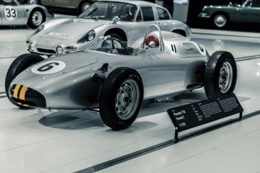 STUTTGART, Almanya 6 Mart 2020: The Porsche 718 / 2 (2-02) Formula 2 1960. Bu başarılı 718 / 2 Formula 2 Dünya Üreticileri Şampiyonası 'nı kazandı ve 1961' de çok iyi performans gösterdi ki bu Formula 1 yarışlarında başarıyla kullanıldı. 