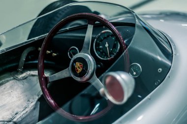 STUTTGART, Almanya 6 Mart 2020: The Porsche 718 / 2 (2-02) Formula 2 1960. Bu başarılı 718 / 2 Formula 2 Dünya Üreticileri Şampiyonası 'nı kazandı ve 1961' de çok iyi performans gösterdi ki bu Formula 1 yarışlarında başarıyla kullanıldı. 