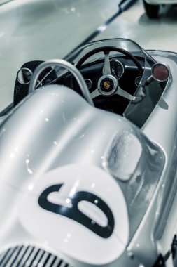STUTTGART, Almanya 6 Mart 2020: The Porsche 718 / 2 (2-02) Formula 2 1960. Bu başarılı 718 / 2 Formula 2 Dünya Üreticileri Şampiyonası 'nı kazandı ve 1961' de çok iyi performans gösterdi ki bu Formula 1 yarışlarında başarıyla kullanıldı. 
