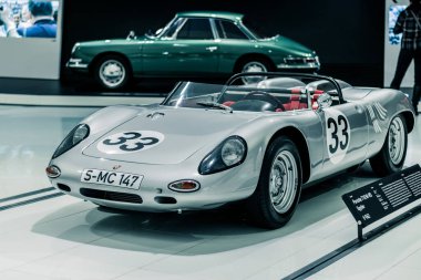 STUTTGART, Almanya 6 Mart 2020: Porsche 718W-RS Spyder. 1961 yılında Dünya Dayanıklılık Kupası için sadece bir örnek inşa edilmiştir.. 