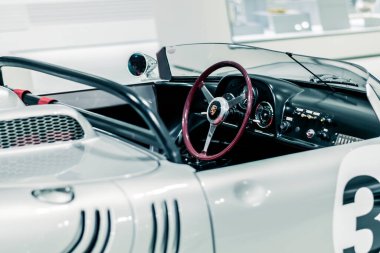 STUTTGART, Almanya 6 Mart 2020: Porsche 718W-RS Spyder. 1961 yılında Dünya Dayanıklılık Kupası için sadece bir örnek inşa edilmiştir.. 
