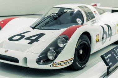 STUTTGART, Almanya 6 Mart 2020: Porsche 908 LH Coupe 64, Porsche Müzesi. 