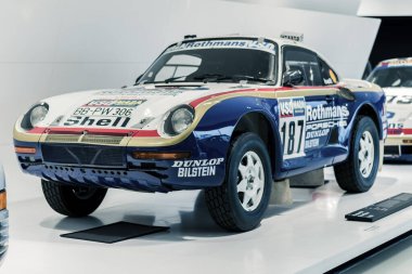 STUTTGART, Almanya 6 Mart 2020: Porsche 959 (961) Paris-Dakar 1986, Porsche Müzesi. 