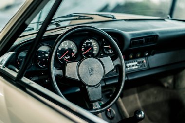 STUTTGART, Almanya 6 Mart 2020: Porsche 911 Turbo 3.3 x4 Cabriolet Studie in Porsche Museum. Direksiyon ve gösterge paneli