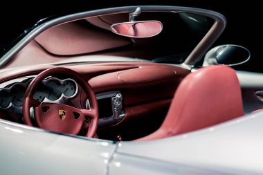 STUTTGART, Almanya 6 Mart 2020: Porsche Boxster Studie (cabrio) 1993, Porsche Müzesi. Kırmızı deri döşeme, asimetrik dikiz aynası..