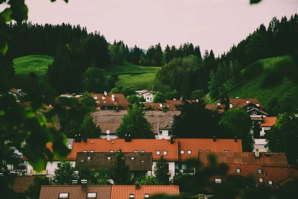 舒适的高山房屋 木制屋顶在青绿的山谷中消失在群山之中 德国小镇Fussen — 图库照片