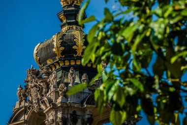 17 Mayıs 2019 Dresden, Almanya - 18. yüzyıl Barok Zwinger Sarayı, Crown Gate de Kronentor olarak bilinir.