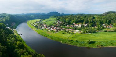 Bastei Köprüsü, Elbe Nehri ve Almanya 'nın Saksonya eyaletinde yer alan Bastei kumtaşı dağlarında Kurort Rathen kasabasının panoraması.