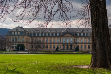 7 Mart 2020, Stuttgart, Almanya - Kast Meydanı 'nda (Schlossplatz) Yeni Kale (Neues Schloss), 18. yüzyıl Barok sarayı ve Güney Almanya' da inşa edilen son büyük şehir saraylarından biri.