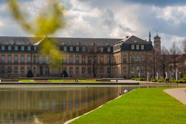 7 Mart 2020, Stuttgart, Almanya - Kast Meydanı 'nda (Schlossplatz) Yeni Kale (Neues Schloss), 18. yüzyıl Barok sarayı ve Güney Almanya' da inşa edilen son büyük şehir saraylarından biri.