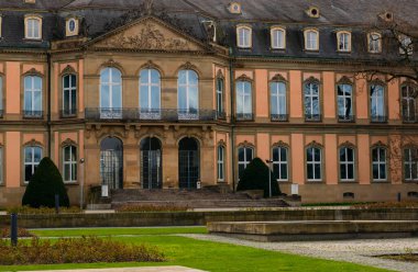 7 Mart 2020, Stuttgart, Almanya - Kast Meydanı 'nda (Schlossplatz) Yeni Kale (Neues Schloss), 18. yüzyıl Barok sarayı ve Güney Almanya' da inşa edilen son büyük şehir saraylarından biri.