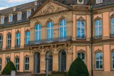 7 Mart 2020, Stuttgart, Almanya - Kast Meydanı 'nda (Schlossplatz) Yeni Kale (Neues Schloss), 18. yüzyıl Barok sarayı ve Güney Almanya' da inşa edilen son büyük şehir saraylarından biri.