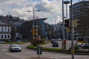  07 Mart 2020 Stuttgart, Almanya - Konrad-Adenauer-Strae, merkez Stuttgart, bahar günü işlek cadde. Eski Kaleden Görünüm (Altes Schloss)