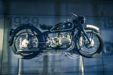 Münih, Almanya - 24 Mayıs 2019: klasik motosiklet BMW R71 1939 BMW Müzesi, Welt