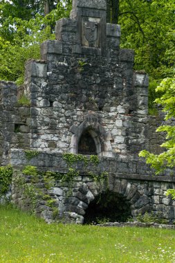 Baumgarten, Fuessen 'de Hohes Schloss yakınlarında büyük bir park, yıkılmış şatonun kalıntıları. 26 Mayıs 2019 Fuessen, Almanya - Fuessen 'deki Hohes Schloss (Yüksek Şato), ünlü Romantik Yol (Romantische Strae)).