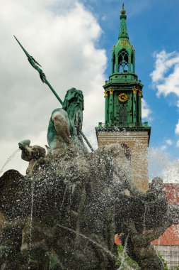 13 Mayıs 2019 Berlin - Alexanderplatz 'da Neptün Çeşmesi (Neptunbrunnen)