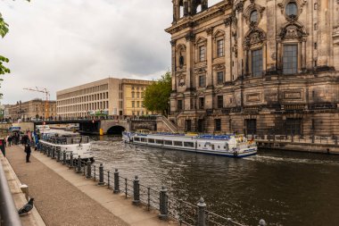13 Mayıs 2019 Berlin - Berlin Katedrali 'nin (Berliner Dom) ünlü Museumsinsel (Müze Adası) kentsel manzarası