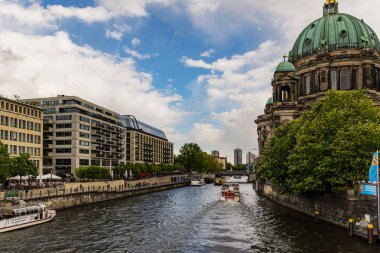 13 Mayıs 2019 Berlin - Berlin Katedrali 'nin (Berliner Dom) ünlü Museumsinsel (Müze Adası) kentsel manzarası