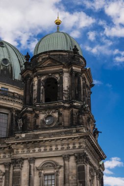  Almanya 'nın tarihi Berlin şehrindeki Berlin Katedrali' nin ön cephesinin ayrıntıları. 