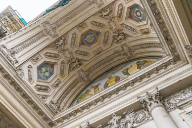  Almanya 'nın tarihi Berlin şehrindeki Berlin Katedrali' nin ön cephesinin ayrıntıları. Beyaz bir güvercin, kemerde barışın sembolü, mozaikler..
