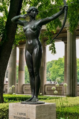 13 Mayıs 2019 Berlin - Kadın Archer, 1905 / 1906 Bronz Ferdinand Lepcke. Berlin, Almanya 'daki Müze Adası' nın Colonnade Parkı.