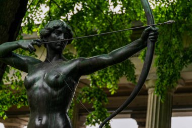 13 Mayıs 2019 Berlin - Kadın Archer, 1905 / 1906 Bronz Ferdinand Lepcke. Berlin, Almanya 'daki Müze Adası' nın Colonnade Parkı.