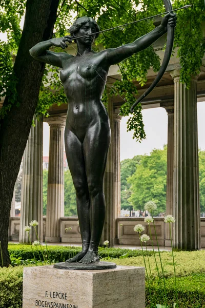 13 Mayıs 2019 Berlin - Kadın Archer, 1905 / 1906 Bronz Ferdinand Lepcke. Berlin, Almanya 'daki Müze Adası' nın Colonnade Parkı.