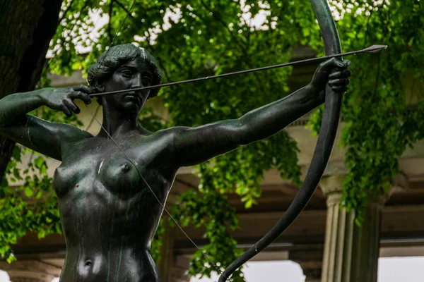 13 Mayıs 2019 Berlin - Kadın Archer, 1905 / 1906 Bronz Ferdinand Lepcke. Berlin, Almanya 'daki Müze Adası' nın Colonnade Parkı.