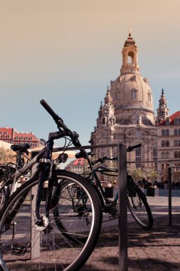 17 Mayıs 2019 Dresden, Almanya - Dresden Frauenkirche ve Neumarkt 'ta turistik bisikletler