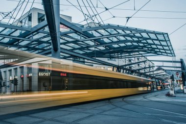 17 Mayıs 2019 Dresden, Almanya - Dresden 'de toplu taşıma. İstasyondan ayrılan tramvay, trafik ışıkları, sokak, raylar. Geceleri ışıklar, uzun pozlar..