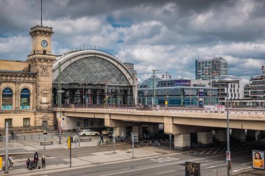 17 Mayıs 2019 Dresden, Almanya - Dresden Hauptbahnhof - Bulutlu bir bahar gününde ana tren istasyonu.