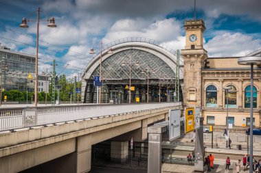 17 Mayıs 2019 Dresden, Almanya - Dresden Hauptbahnhof - Bulutlu bir bahar gününde ana tren istasyonu.