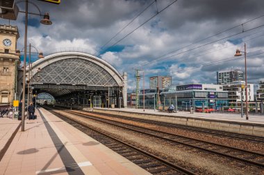 17 Mayıs 2019 Dresden, Almanya - Dresden Hauptbahnhof - Bulutlu bir bahar gününde ana tren istasyonu.