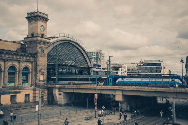 17 Mayıs 2019 Dresden, Almanya - Dresden Hauptbahnhof 'un iç kesimi. Dresden Merkez Tren İstasyonu 'nda Trenler.