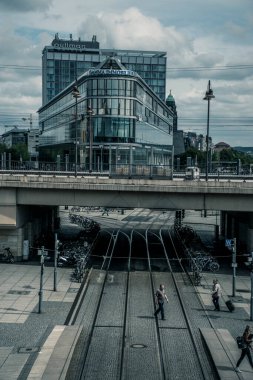 17 Mayıs 2019 Dresden, Almanya - Dresden Hauptbahnhof Dresden 'deki en büyük yolcu istasyonudur..