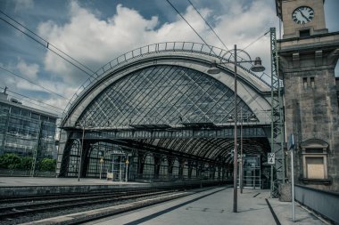 17 Mayıs 2019 Dresden, Almanya - Dresden Hauptbahnhof Dresden 'deki en büyük yolcu istasyonudur..
