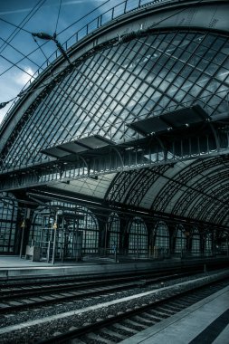 17 Mayıs 2019 Dresden, Almanya - Dresden Hauptbahnhof Dresden 'deki en büyük yolcu istasyonudur..