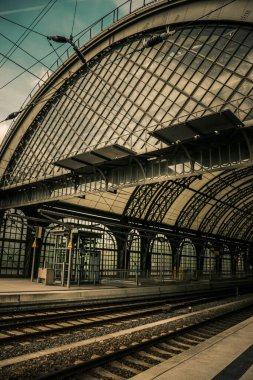 17 Mayıs 2019 Dresden, Almanya - Dresden Hauptbahnhof Dresden 'deki en büyük yolcu istasyonudur..
