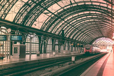 17 Mayıs 2019 Dresden, Almanya - Dresden Hauptbahnhof Dresden 'deki en büyük yolcu istasyonudur..