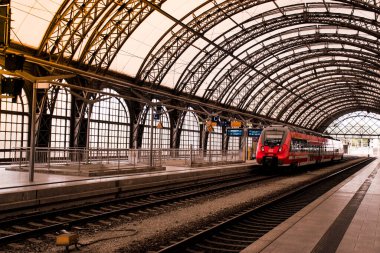 17 Mayıs 2019 Dresden, Almanya - Dresden Hauptbahnhof 'un iç kesimi. Dresden Merkez Tren İstasyonu 'nda Trenler.