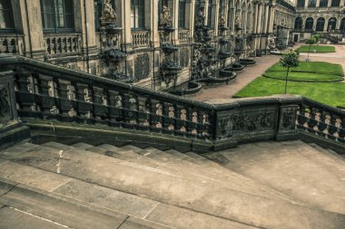 17 Mayıs 2019 Dresden, Almanya - Zwinger 'ın mimari detayları, Alman pavyonunun basamaklarında rahatlama