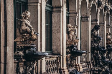 17 Mayıs 2019 Dresden, Almanya - Zwinger, Dresden, Almanya 'daki barok sarayı. Langgalerie detayları - dekoratif çeşmeler ve heykeller