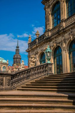 17 Mayıs 2019 Dresden, Almanya - Zwinger 'ın mimari detayları, Alman pavyonunun basamaklarında rahatlama