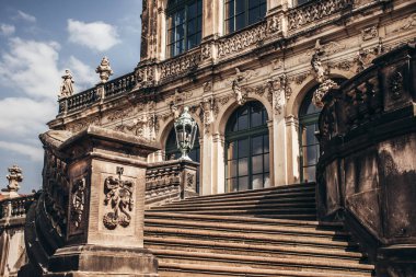 17 Mayıs 2019 Dresden, Almanya - Zwinger 'ın mimari detayları, Alman pavyonunun basamaklarında rahatlama
