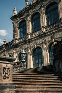 17 Mayıs 2019 Dresden, Almanya - Zwinger 'ın mimari detayları, Alman pavyonunun basamaklarında rahatlama